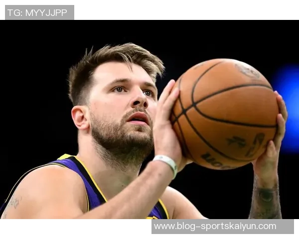 艾顿谈篮球哲学:得分与出手数不重要我信任东契奇詹姆斯和里夫斯的能力 艾顿谈篮球哲学:得分与出手数不重要我信任东契奇詹姆斯和里夫斯的能力